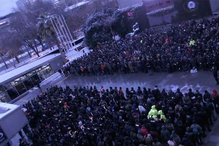 Gönüllü polisler depremzedelere gitmek için dilekçe verdi.