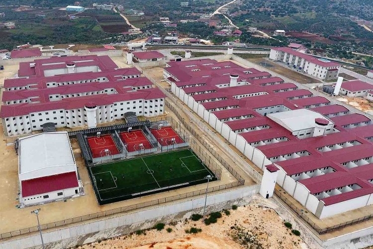 Hatay T Tipi Kapalı Cezaevi'nde firar girişiminde 12 kişiden 3'ü hayatını kaybetti.