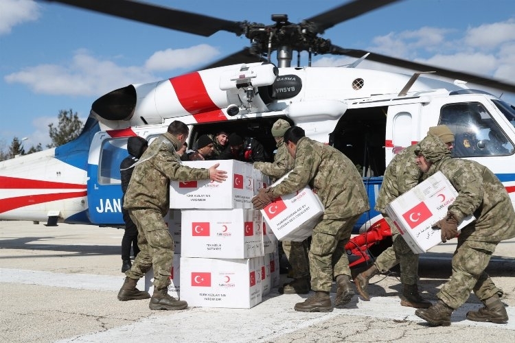 Kızılay,Kırsal kesimlere helikopterlerle yardım ulaştırıyor.