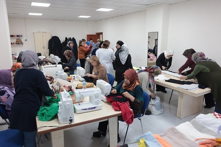 Nevşehirli kadınlar depremin yaralarını sarabilmek için seferber oldu.