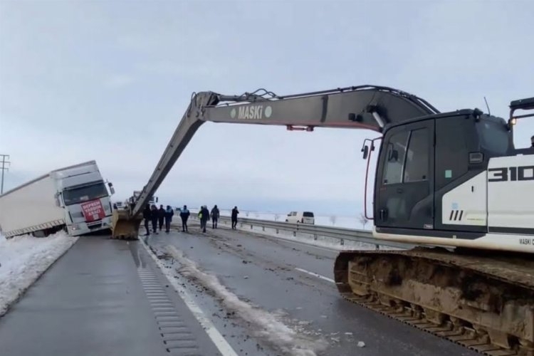 Talihsizliğin böylesi,Depremzedelere yardım götüren tır kaza yaptı.