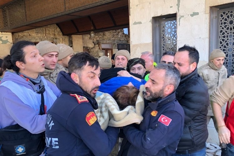 Bilecik Bozüyük ekipleri enkazdan bir anne ve kızını kurtardı