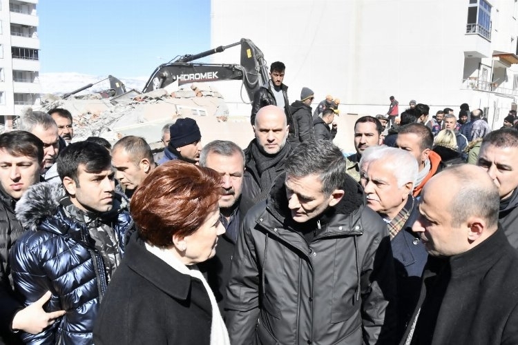 İYİ Parti Genel Başkanı Meral  Akşener depremzedelerin sıkıntılarını dinledi