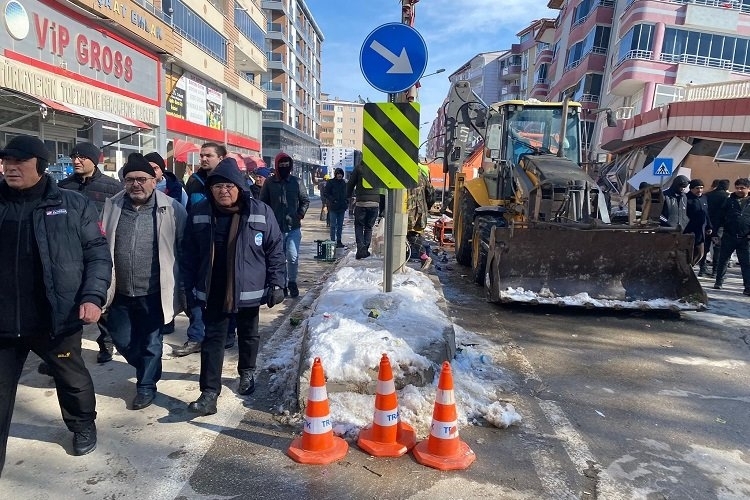 Büyükşehir Belediye Başkanı Memduh Büyükkılıç, Deprem bölgesinde