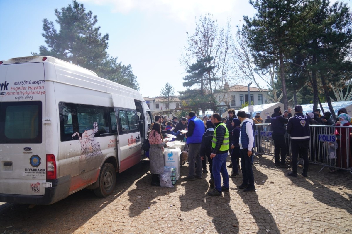 Diyarbakır Büyükşehir Belediyesi 2 binden fazla personelle sahada