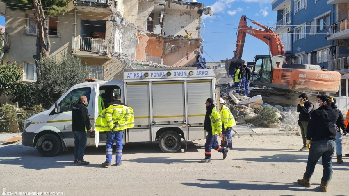 İzmir Büyükşehir ekipleri Deprem bölgesindeki su sorunu için devrede