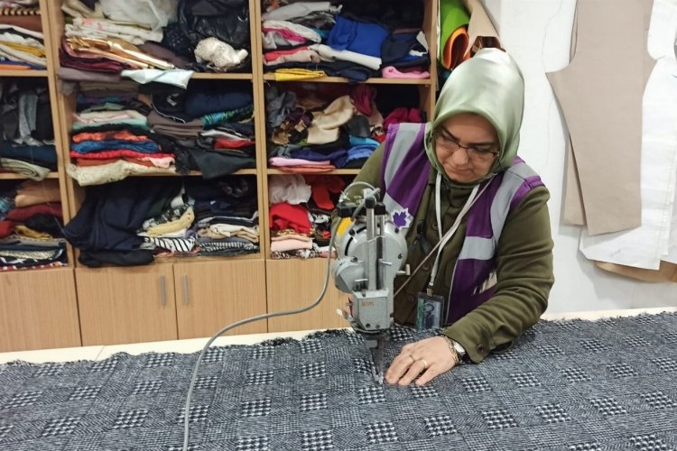 Kadınlar depremzedeler için örüyor, dikiyor