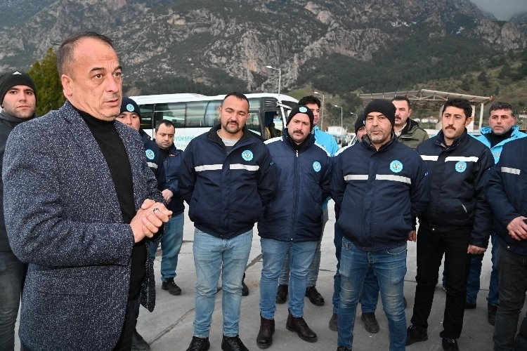 Manisa deprem bölgesine araç ve personel takviyesini sürdürüyor