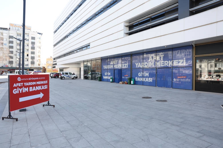  Depremzedeler İçin Doğu Garajı Giyim Bankası Açtı