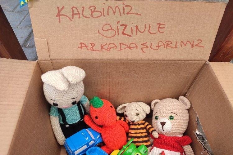 Yardım kolilerinden çıkan notlar duygusal anlar yaşattı