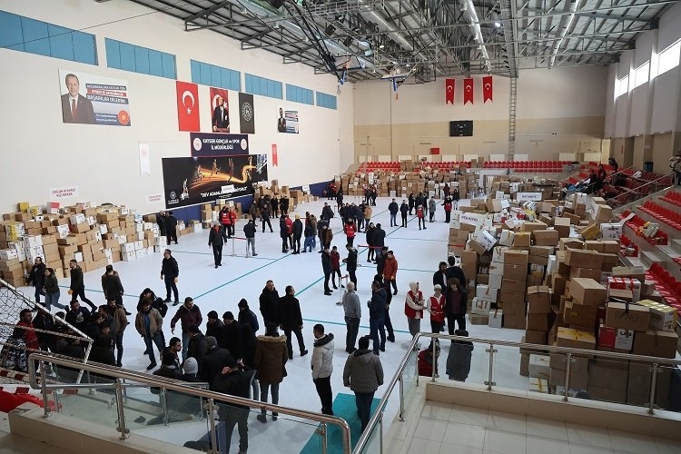 Avrupa'dan gelen yardımları Kayseri Talas dağıttı