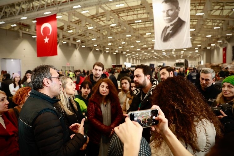 Depremzedelere Ünlü oyunculardan destek atağı