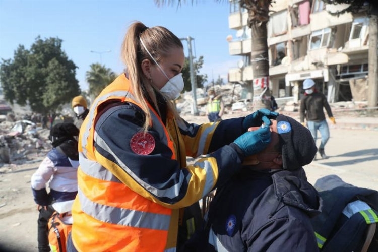 Depremzedelere sağlık taraması yapılıyor