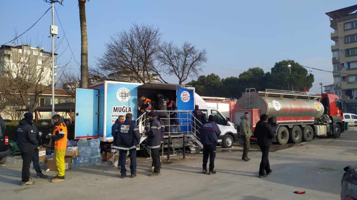 Muğla Büyükşehir Deprem Felaketinde Vatandaşlarında Yanında