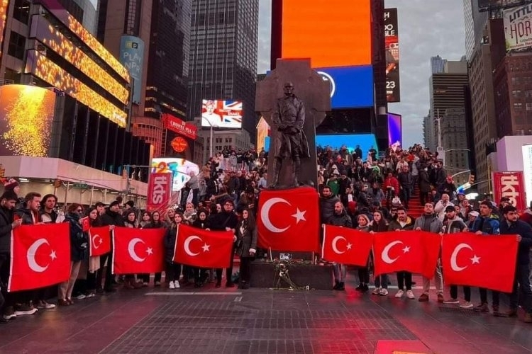 New York'ta Depremzedeler böyle anıldı
