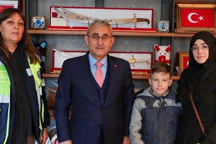 Başkan Işık'tan kumbarasını bağışlayan çocuğa  jest