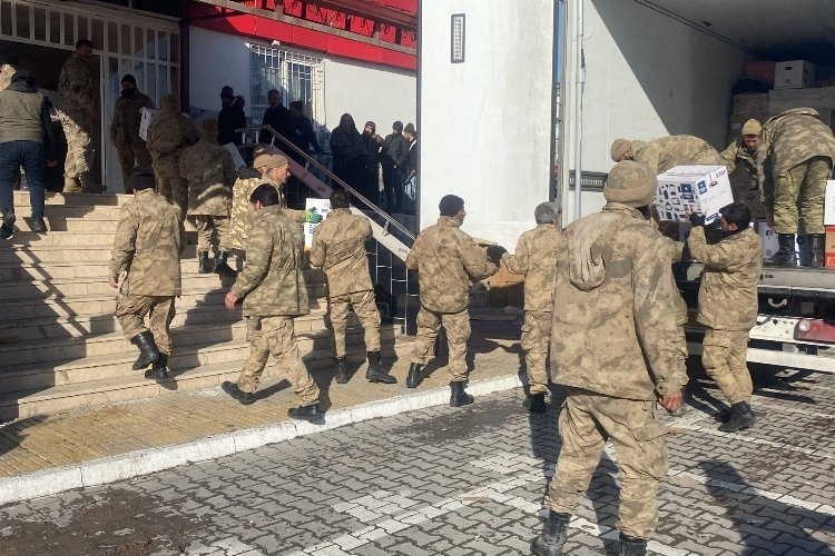 Deprem bölgesinde Bingöl Jandarması yaraları sarmaya devam ediyor.