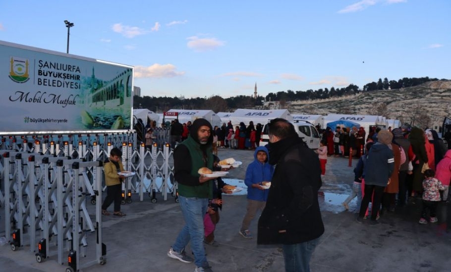 Şanlıurfa Büyükşehir’den  Depremzedeye Sıcak Yemek