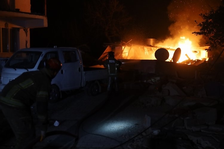 Bursa İtfaiyesi Antakya'da enkazda çıkan yangını söndürdü