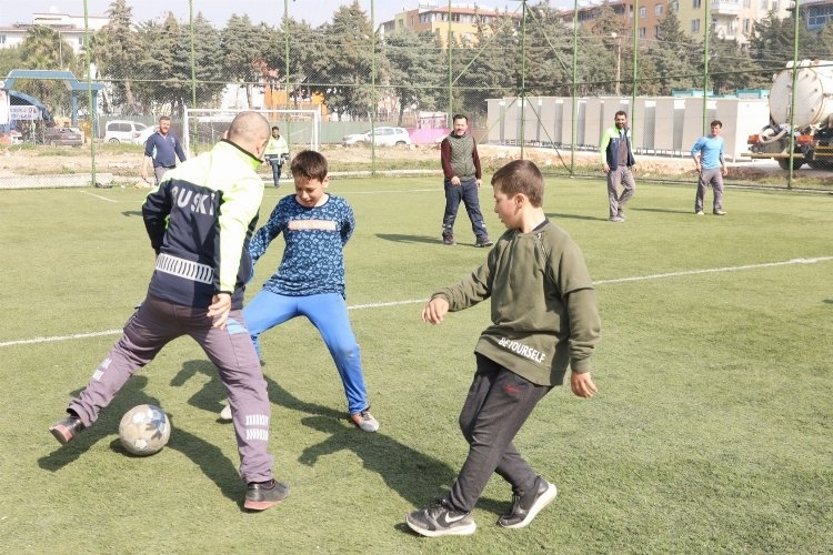BUSKİ ekipleri Hatay'da depremzedeli çocuklara moral verdi