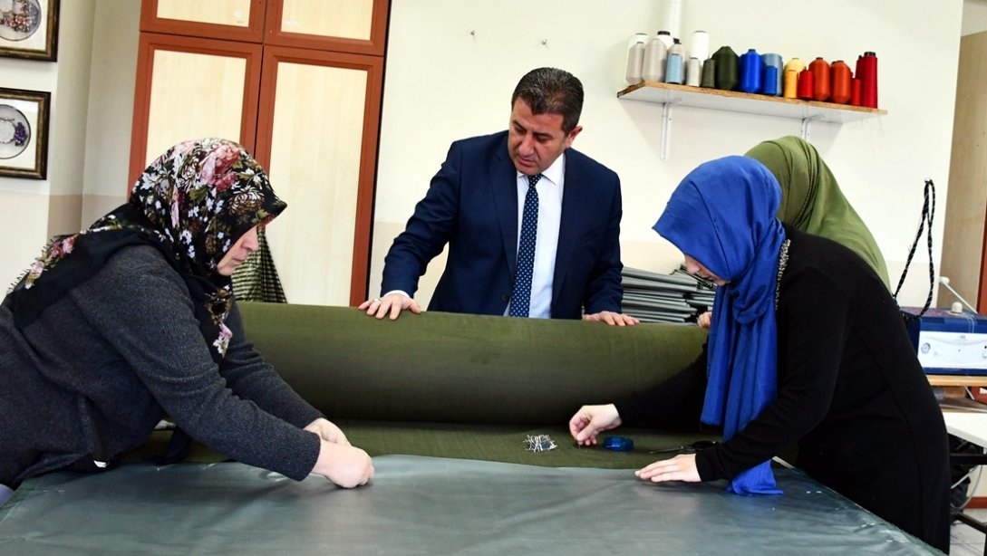 Depremzedeler için kursiyerler uyku tulumu dikiyor