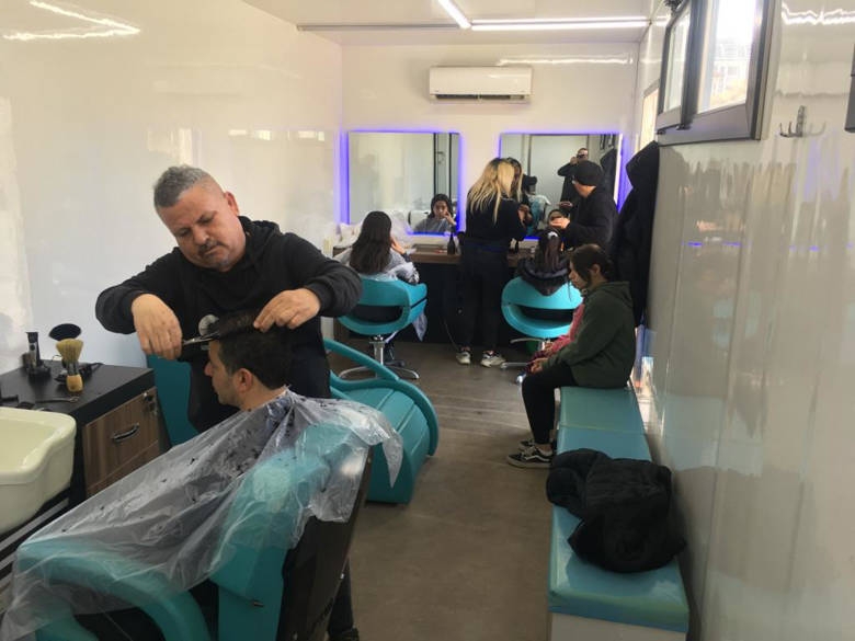 Gazipaşa’da Mobil Kuaför Depremzede Vatandaşlara Hizmet Veriyor