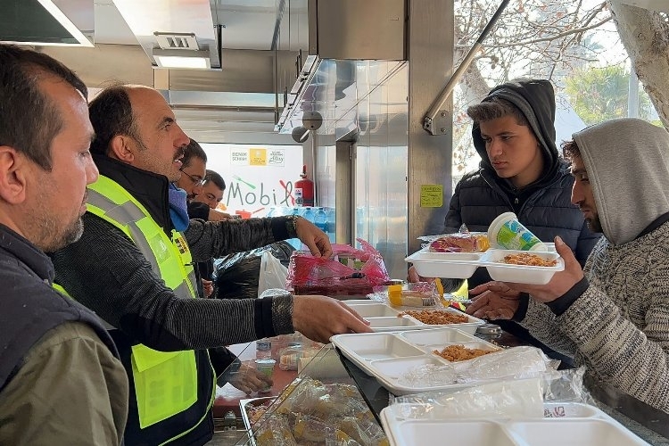 Hatay'a Konya'dan günlük sıcak yemek desteği