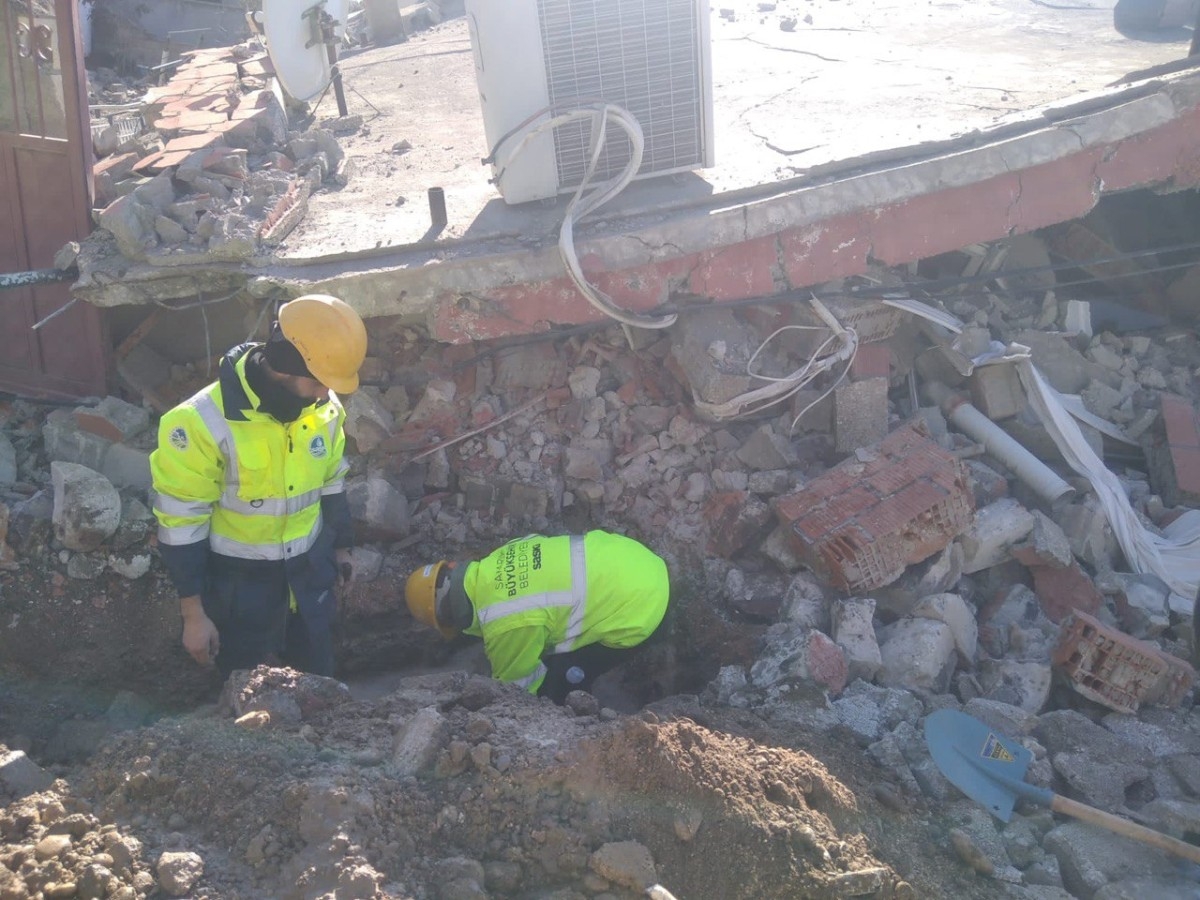Sakarya Belediyesi altyapı hizmetlerini deprem bölgesinde sürdürüyor