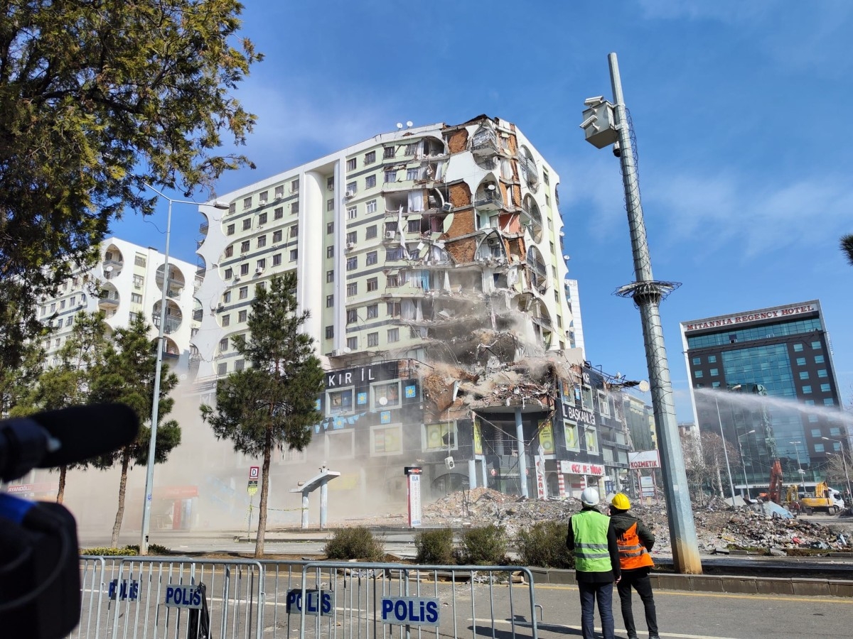 Diyarbakır'da Galeria sitesinin yıkımına başlandı