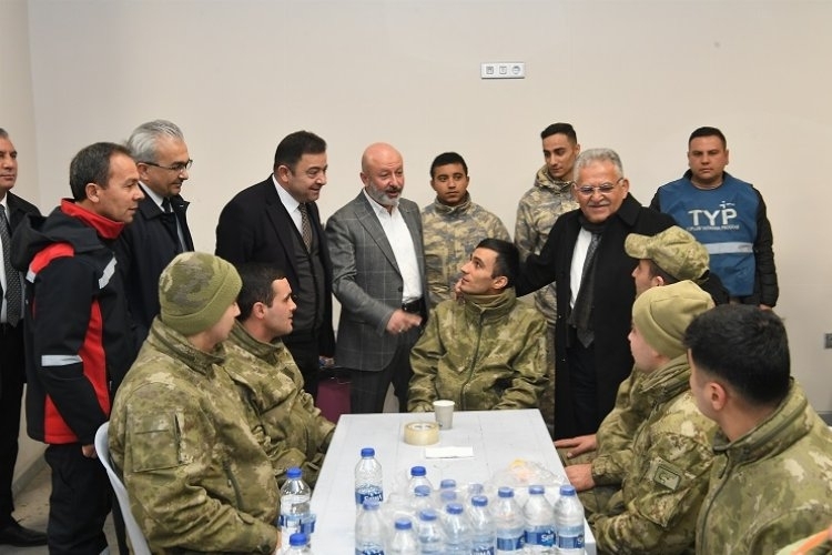 Deprem bölgesine Kayseri'den bin tır yardım
