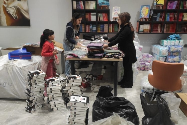 Gaziantep'in 150 kişilik genç gönüllü ekibi gece gündüz sahada