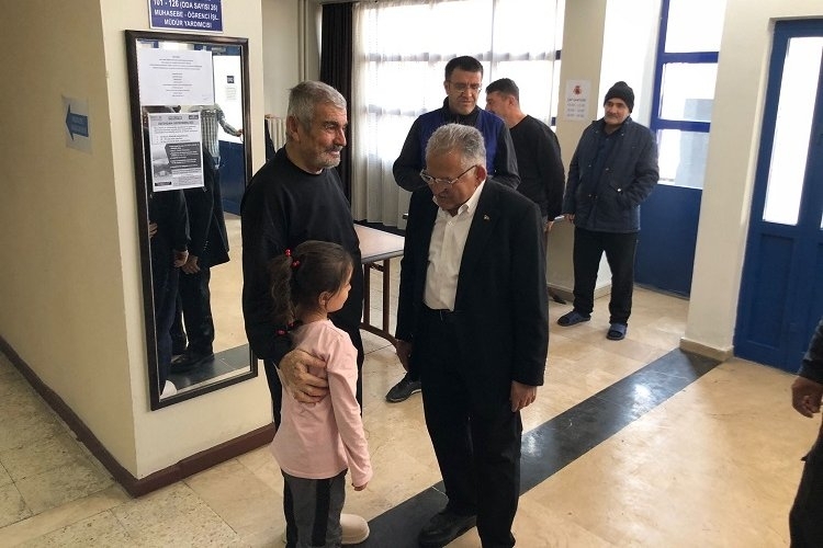 Başkan Büyükkılıç'tan depremzedelere yakın ilgi
