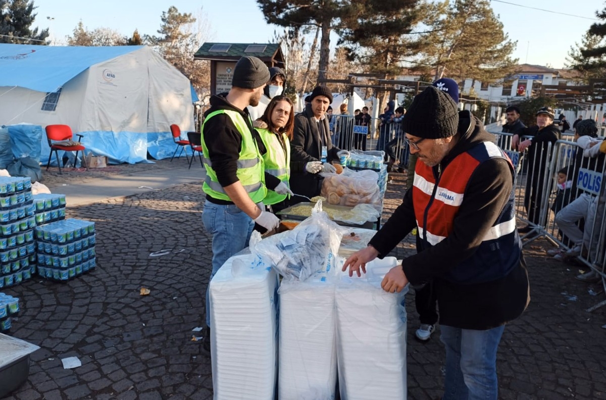 Diyarbakır Belediyesi 775 bin 860 öğün sıcak yemeği depremzedelere ulaştırdı