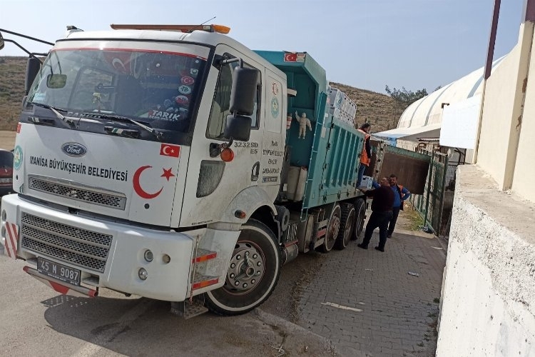 Hatay'a Manisa Büyükşehir'in gıda kamyonu ulaştı