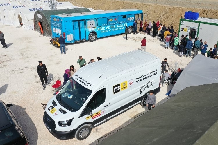 'Mobil gözlük aracı' depremzedelere hizmet veriyor