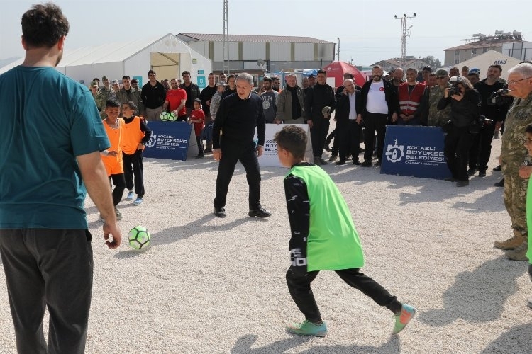 Bakan Akar Hatay Defne'de Çocuklarla oyun oynadı