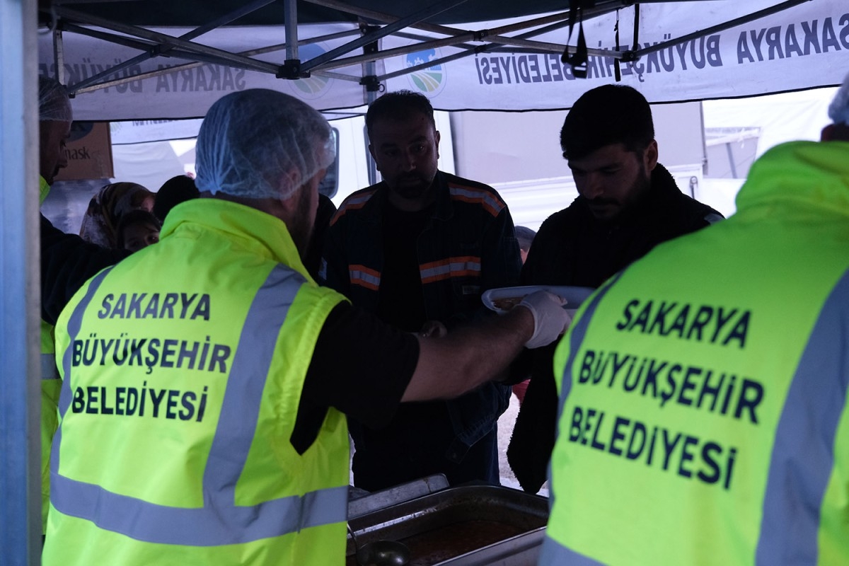 Sakarya Büyükşehir'den Hatay’a aşevi: Kazanlar günün her saati kaynıyor