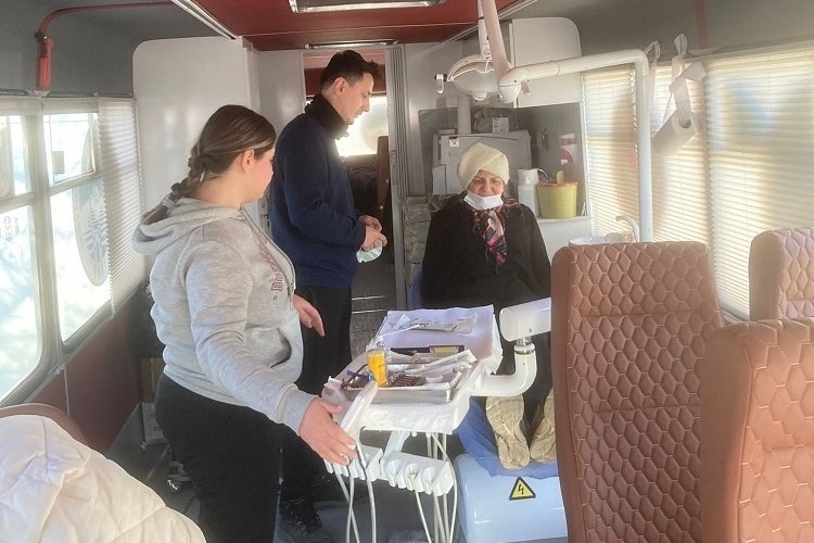 Büyükşehir'den depremzedelere diş hizmeti
