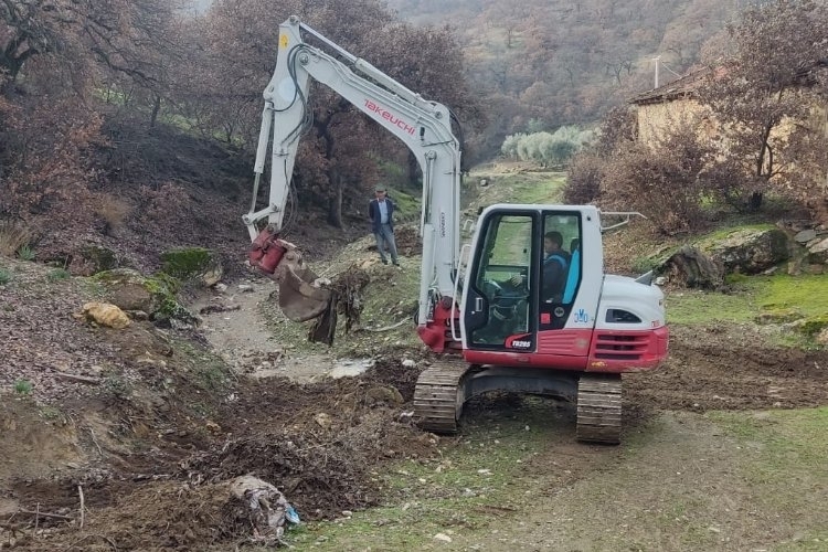 MASKİ dere temizlik çalışmalarına devam ediyor.