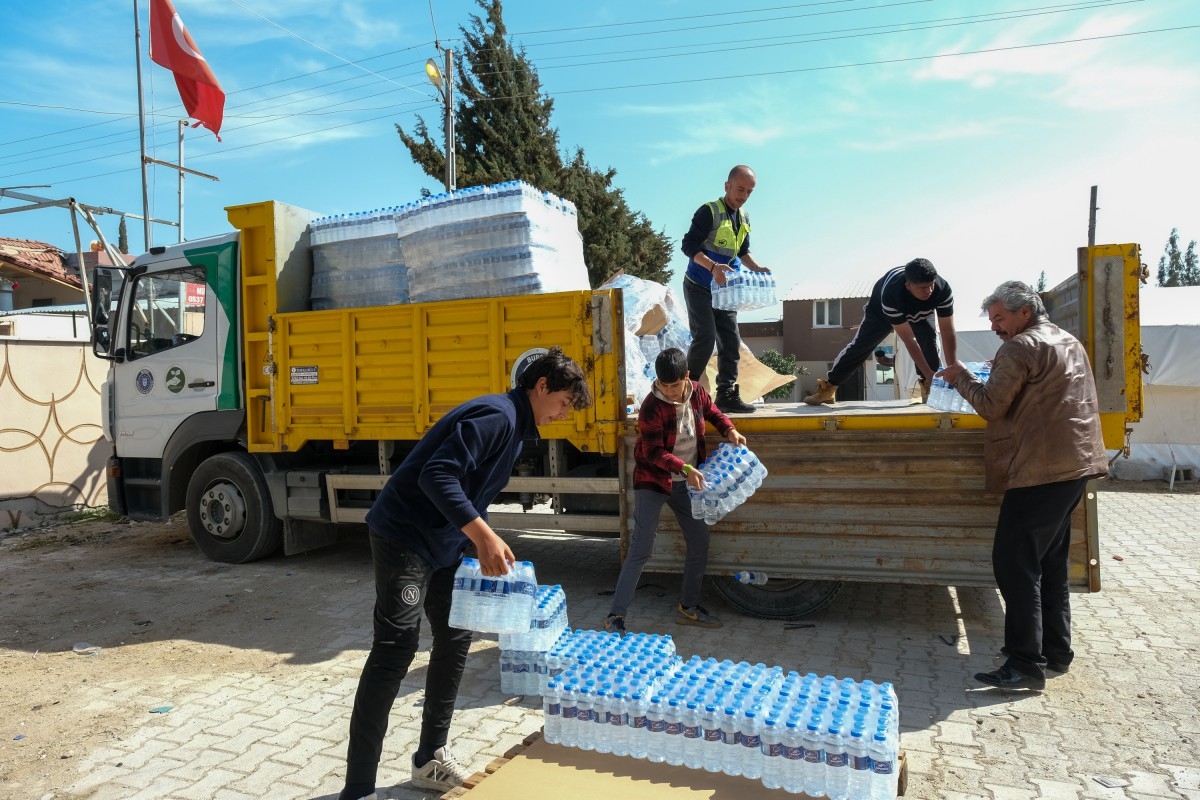 Büyükşehir Belediyesi,Hatay'da içme suyu sorununun çözümü için yoğun mesai harcıyor.