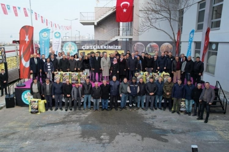 Manisa Büyükşehir Belediyesi, Küçük Üreticilere Gübre Desteği Sağladı
