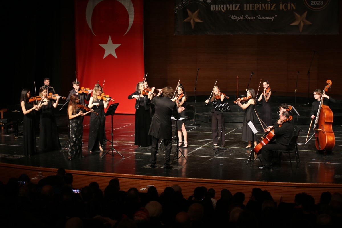 Yıldızlar depremzedeler için sahnede