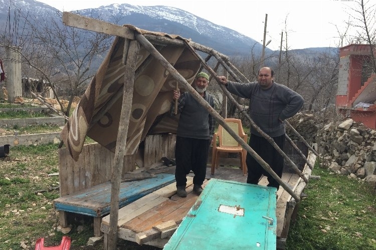 Hatay'da Hasar Gören Köyde Çadır Krizi