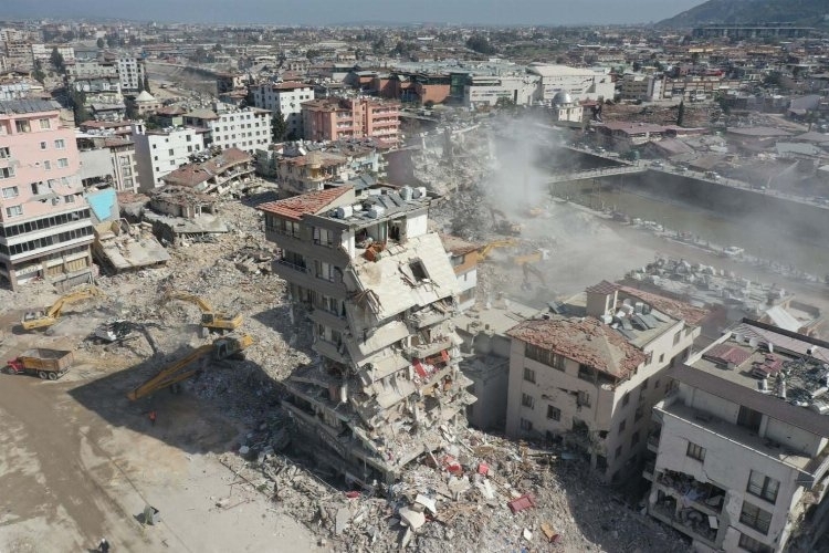 Hatay'da Yıkılan Binalarda Enkaz Kaldırma Çalışmaları Hızlandı

