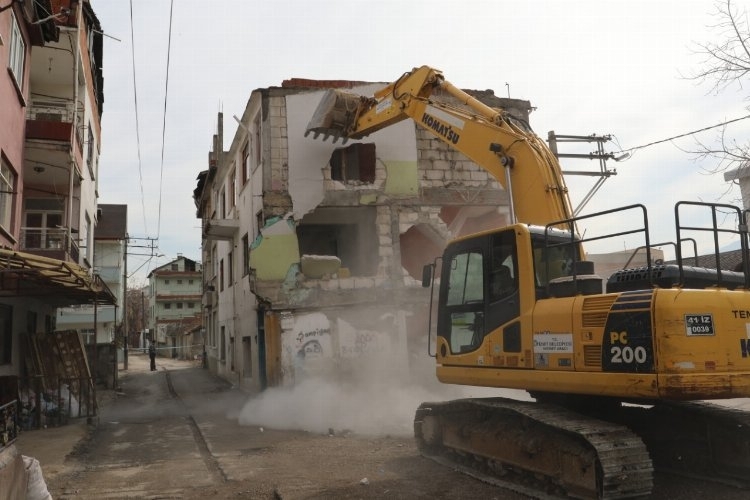 İzmit Belediyesi, Kamulaştırma Sorunu Sonrası Yıkım Çalışmalarına Devam Ediyor
