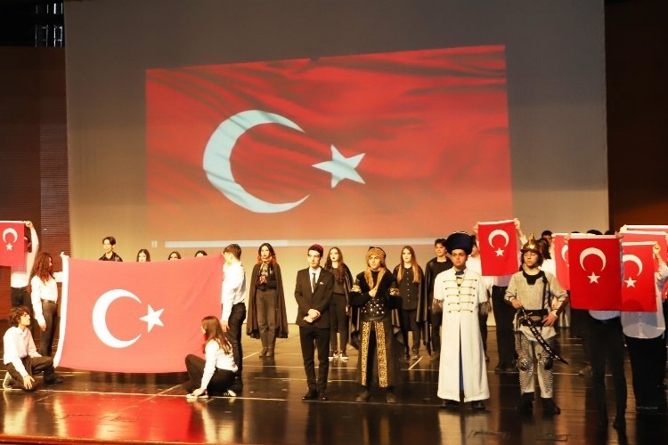 Atatürk Anadolu Lisesi'nde İstiklâl Marşı ve Mehmet Akif Ersoy anısına ödül töreni düzenlendi.