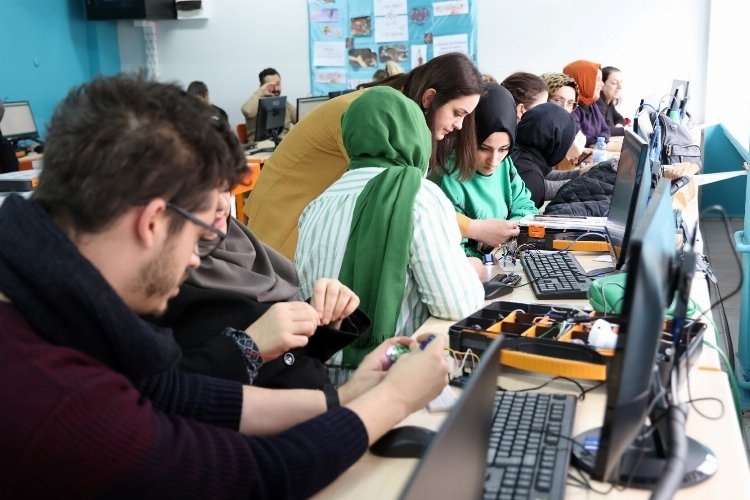 Kocaeli'de Öğrencilere Robotik Kodlama Eğitimi Veriliyor
