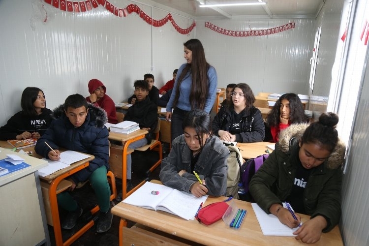Deprem Bölgesi İslahiye'de Okullar Açıldı: Öğrencilere Çanta ve Kırtasiye Desteği Sağlandı
