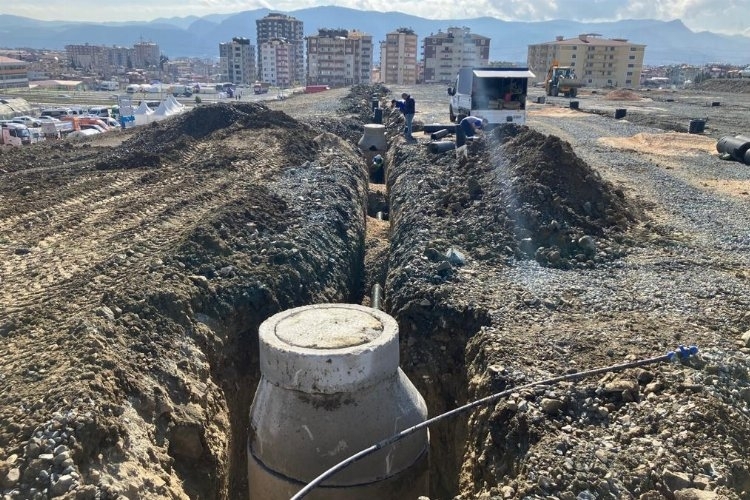 Hatay'da Depremzedelere İSU Tarafından Temiz Su Tankerleri Gönderildi
