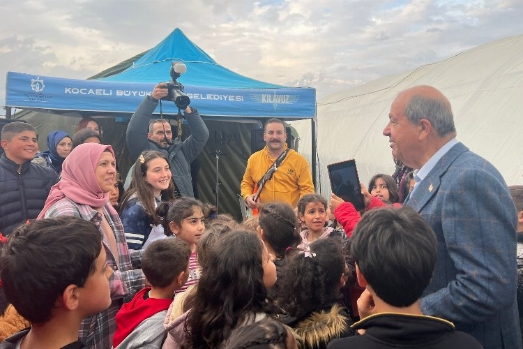 Cumhurbaşkanı Tatar, Hatay'da Kurulan Çadır Kentte Depremzedelerle Görüştü